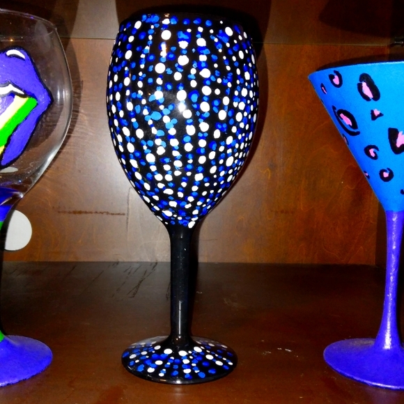 Hand painted dotted wine glass - Picture 1 of 2
